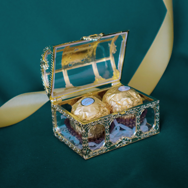 Indulge in luxury this Raya with our elegant Ferrero Rocher chocolates, presented in a golden treasure chest box. 